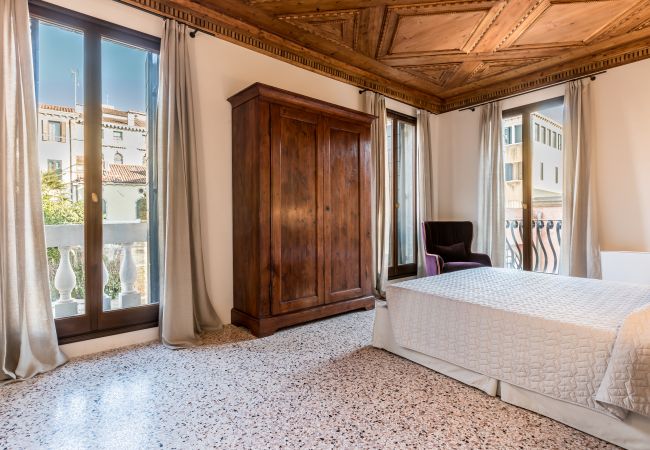 Ferienwohnung in Venedig - Sartor Apartment with Canal View and Private Court Ferienwohnung in Venedig - Sartor Apartment with Canal View and Private Court