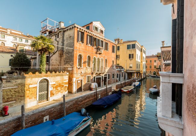 Ferienwohnung in Venedig - Sartor Apartment with Canal View and Private Court Ferienwohnung in Venedig - Sartor Apartment with Canal View and Private Court