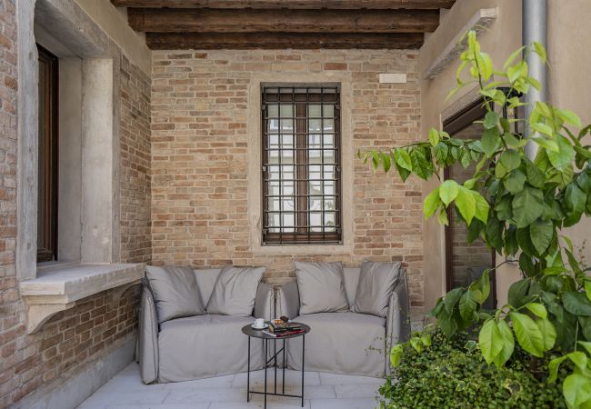 Ferienwohnung in Venedig - Sartor Apartment with Canal View and Private Court Ferienwohnung in Venedig - Sartor Apartment with Canal View and Private Court