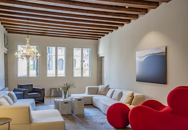 Ferienwohnung in Venedig - Sartor Apartment with Canal View and Private Court Ferienwohnung in Venedig - Sartor Apartment with Canal View and Private Court