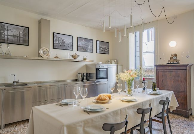 Ferienwohnung in Venedig - Sartor Apartment with Canal View and Private Court Ferienwohnung in Venedig - Sartor Apartment with Canal View and Private Court