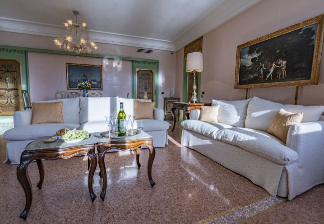 Ferienwohnung in Venedig - Ca' Degli Specchi am Canal Grande Ferienwohnung in Venedig - Ca' Degli Specchi am Canal Grande