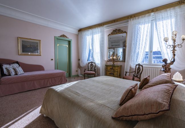 Ferienwohnung in Venedig - Ca' Degli Specchi am Canal Grande Ferienwohnung in Venedig - Ca' Degli Specchi am Canal Grande