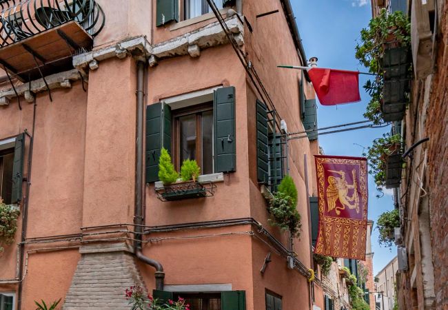 Ferienwohnung in Venedig - Lo Squero 1 Der Geheime Innenhof in Dorsoduro Ferienwohnung in Venedig - Lo Squero 1 Der Geheime Innenhof in Dorsoduro