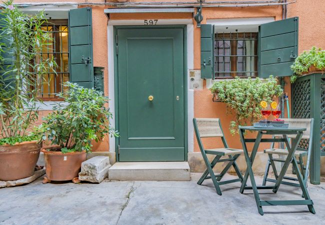 Ferienwohnung in Venedig - Lo Squero 1 Der Geheime Innenhof in Dorsoduro Ferienwohnung in Venedig - Lo Squero 1 Der Geheime Innenhof in Dorsoduro