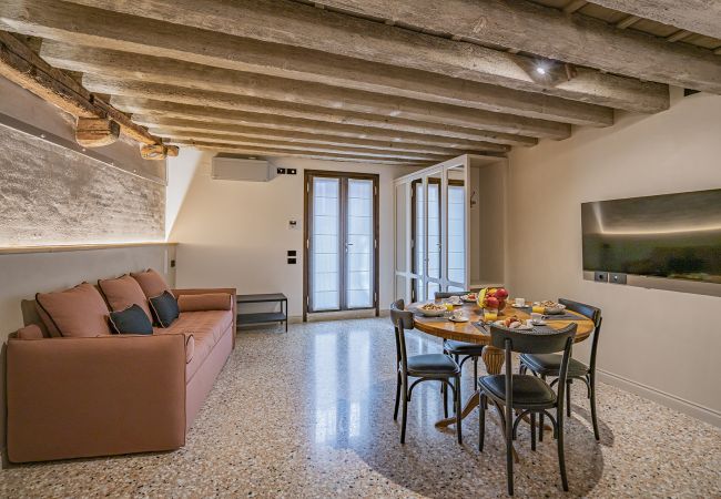 Ferienwohnung in Venedig - Corte Rubbi 5514 Two-bedroom with Canal View Ferienwohnung in Venedig - Corte Rubbi 5514 Two-bedroom with Canal View