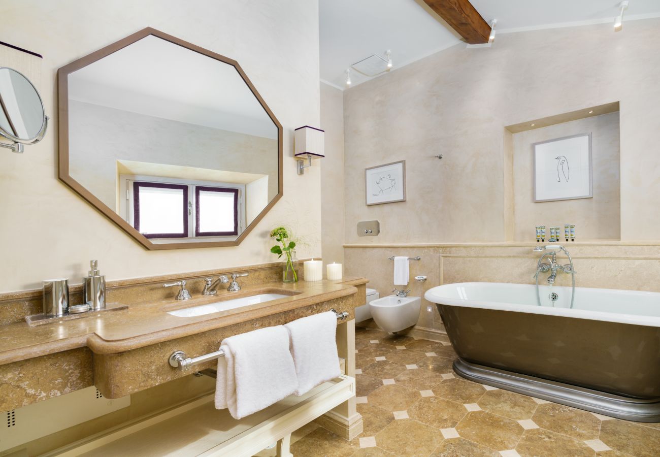 Ferienwohnung in Florenz - Marchesa Olympia - La Dimora degli Affreschi Florence Ferienwohnung in Florenz - Marchesa Olympia - La Dimora degli Affreschi Florence