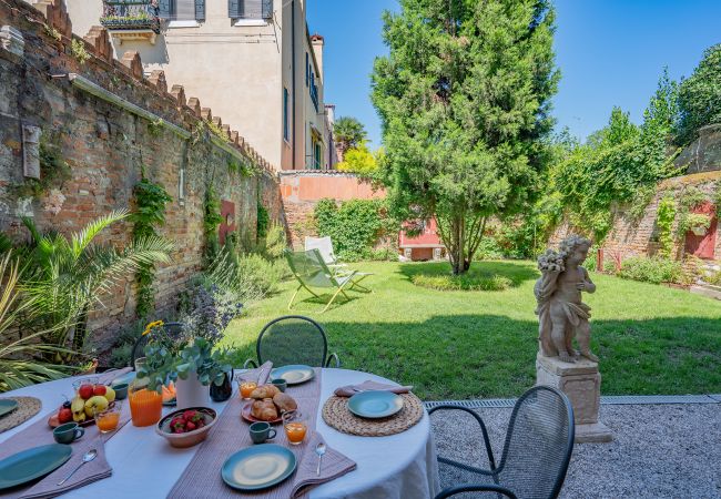 Ferienwohnung in Venedig - Casa della Sensa 1 Garden & Canal View Ferienwohnung in Venedig - Casa della Sensa 1 Garden & Canal View