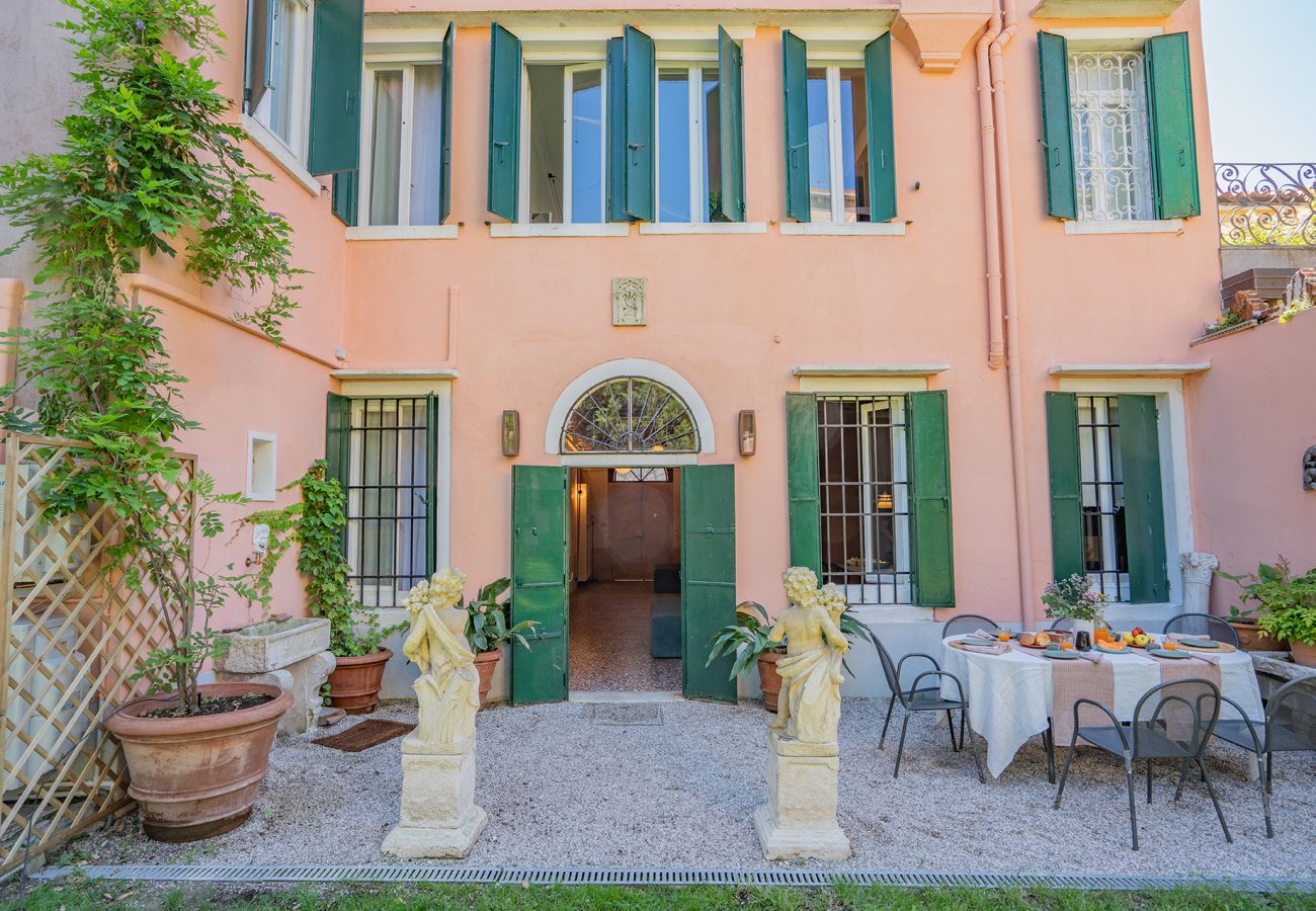Ferienwohnung in Venedig - Casa della Sensa 1 Garden & Canal View Ferienwohnung in Venedig - Casa della Sensa 1 Garden & Canal View