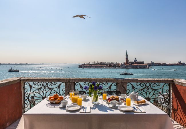  a Venezia - Ca' del Santo Terrace and Canal View 