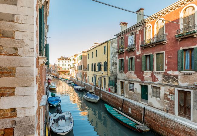 Appartamento a Venezia - Sartor Apartment with Canal View and Private Court Appartamento a Venezia - Sartor Apartment with Canal View and Private Court
