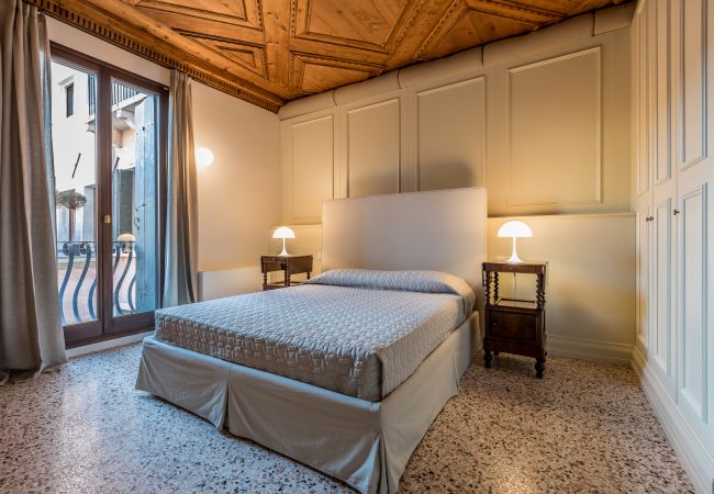 Appartamento a Venezia - Sartor Apartment with Canal View and Private Court Appartamento a Venezia - Sartor Apartment with Canal View and Private Court