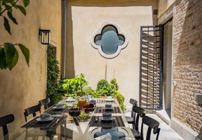 Appartamento a Venezia - Sartor Apartment with Canal View and Private Court Appartamento a Venezia - Sartor Apartment with Canal View and Private Court
