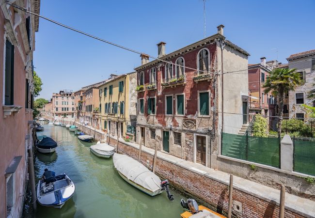 Appartamento a Venezia - Sartor Apartment with Canal View and Private Court Appartamento a Venezia - Sartor Apartment with Canal View and Private Court