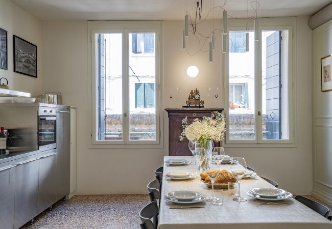 Appartamento a Venezia - Sartor Apartment with Canal View and Private Court Appartamento a Venezia - Sartor Apartment with Canal View and Private Court