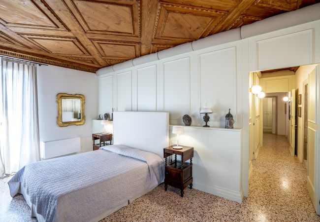 Appartamento a Venezia - Sartor Apartment with Canal View and Private Court Appartamento a Venezia - Sartor Apartment with Canal View and Private Court