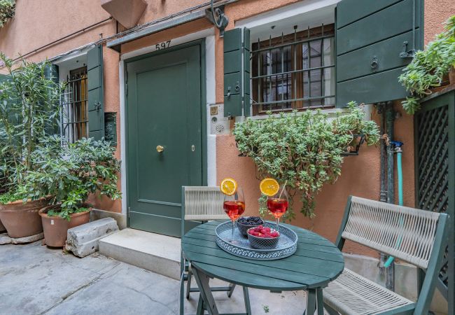  a Venezia - Lo Squero 1 The Secret Courtyard in Dorsoduro
