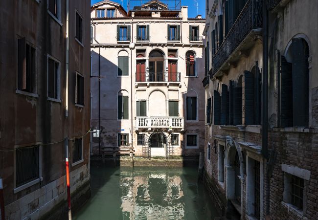Appartamento a Venezia - Corte Rubbi 5514 Two-bedroom with Canal View Appartamento a Venezia - Corte Rubbi 5514 Two-bedroom with Canal View