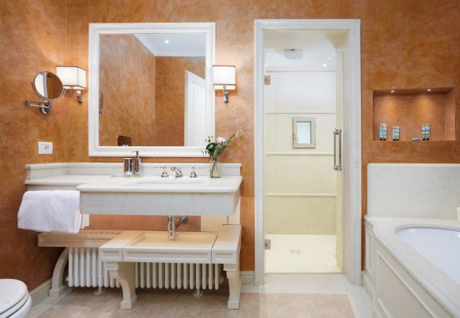 Appartamento a Firenze - Conte Jacopo - La Dimora degli Affreschi Florence Appartamento a Firenze - Conte Jacopo - La Dimora degli Affreschi Florence