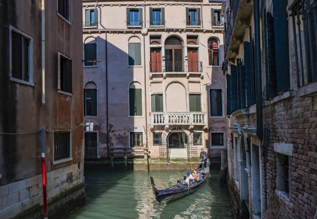 Apartment in Venice - Corte Rubbi 1 A True Canal-side Experience Apartment in Venice - Corte Rubbi 1 A True Canal-side Experience