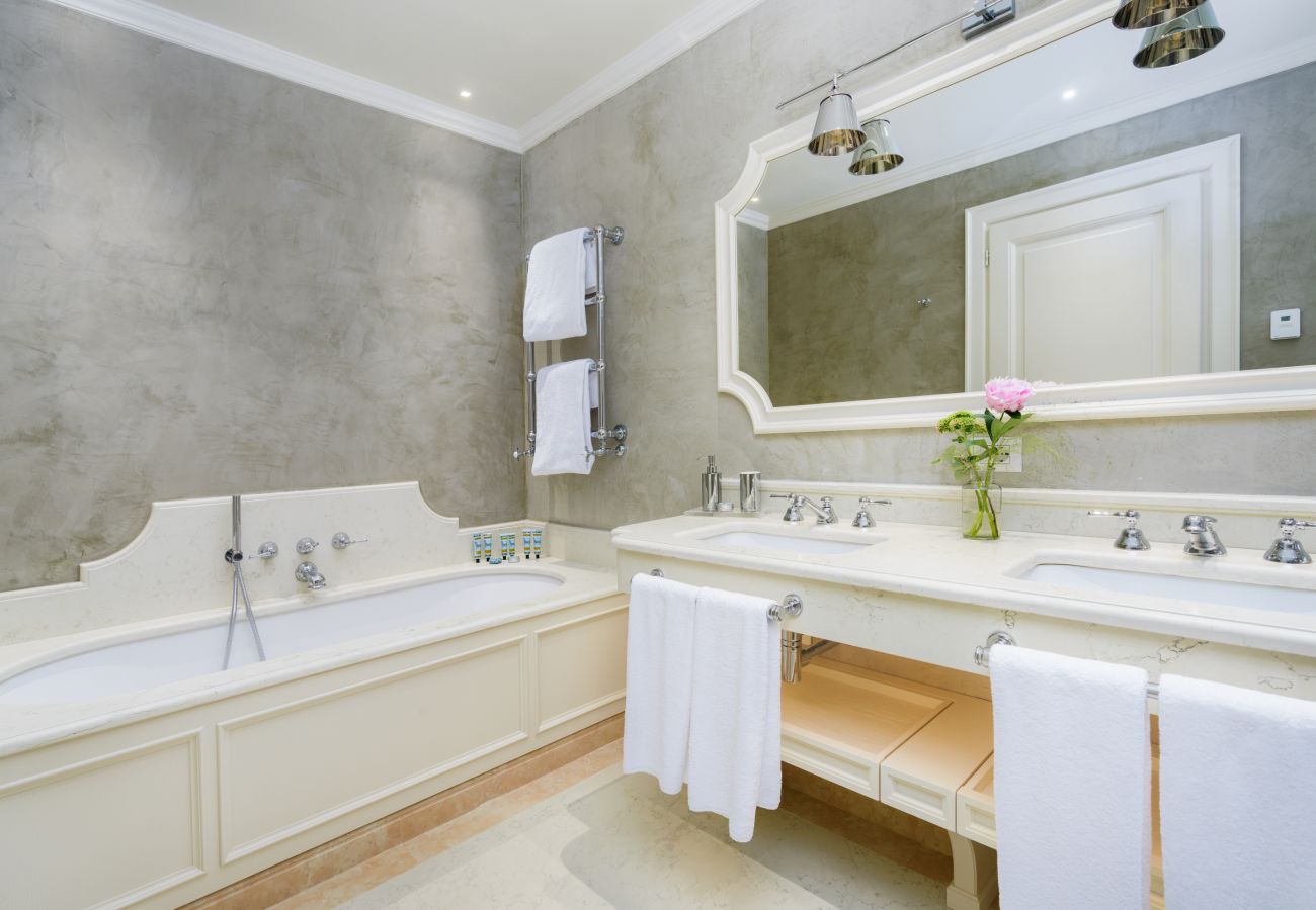 Apartment in Florence - Barone Achille -La Dimora degli Affreschi Florence Apartment in Florence - Barone Achille -La Dimora degli Affreschi Florence