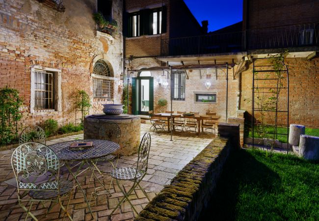 Apartment in Venice - Corte della Palma Superb Venetian Garden Apartment in Venice - Corte della Palma Superb Venetian Garden