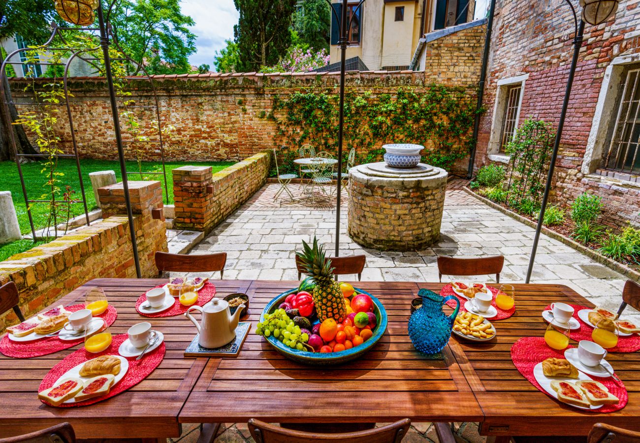 Apartment in Venice - Corte della Palma Superb Venetian Garden Apartment in Venice - Corte della Palma Superb Venetian Garden
